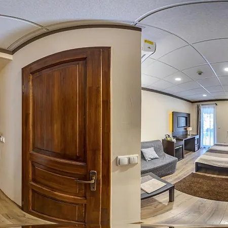 Napraforgo Wellness Haz Es Panzio 4*