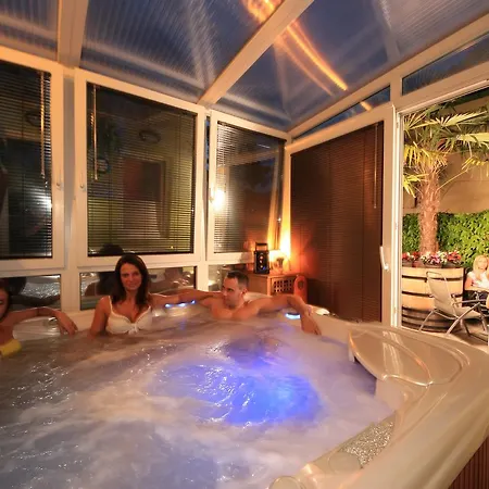 Napraforgo Wellness Haz Es Panzio فندق مبيت وإفطار بيتْش