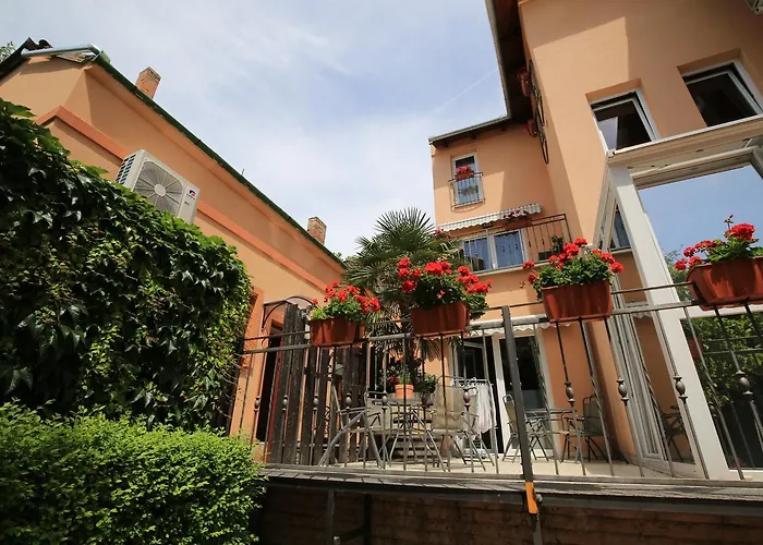 Napraforgo Wellness Haz Es Panzio 4* Πετς